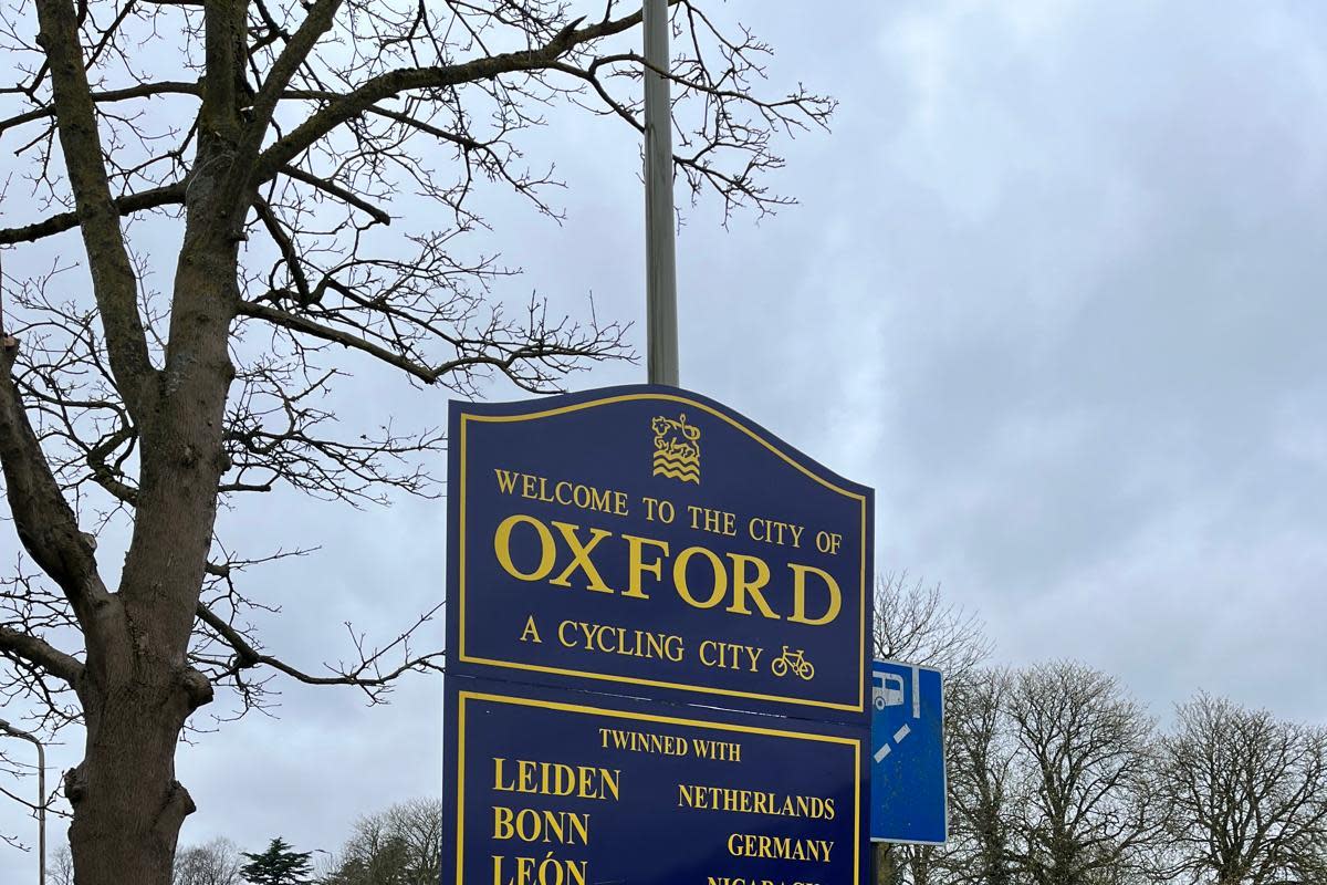 A Botley Road "Welcome to Oxford" sign has been damaged. <i>(Image: Newsquest)</i>