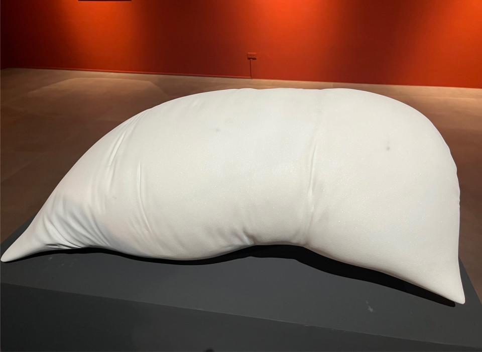 溫岳彬作品以大理石雕刻而成，取名「聖殤」，貌似柔軟枕頭卻蘊藏深刻語彙，十足吸睛。（圖：陳婉玲攝）