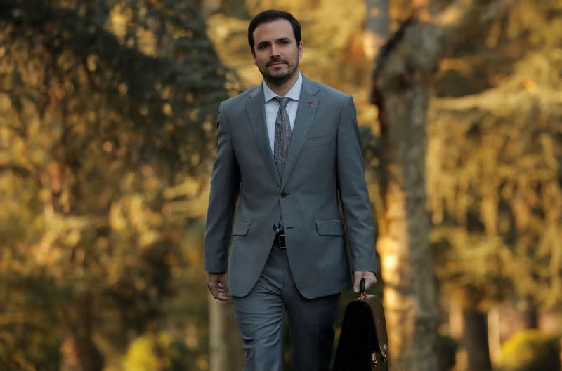 ARCHIVO FOTOGRÁFICO: El Ministro de Consumo español Alberto Garzón llega para asistir a la primera reunión del gabinete en el Palacio de la Moncloa en Madrid, España, el 14 de enero de 2020