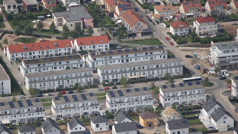 Blick auf Einfamilien- und Reihenhäuser. Bei der angepeilten Lösung sollen Grundstückswerte, das Alter von Gebäuden und die Durchschnittsmieten berücksichtigt werden. Foto: Oliver Berg