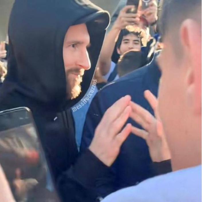 Lionel Messi quiso pasar desapercibido en Euro Disney a fuerza de ocultarse con la capucha del buzo, pero no lo logr&#xf3;