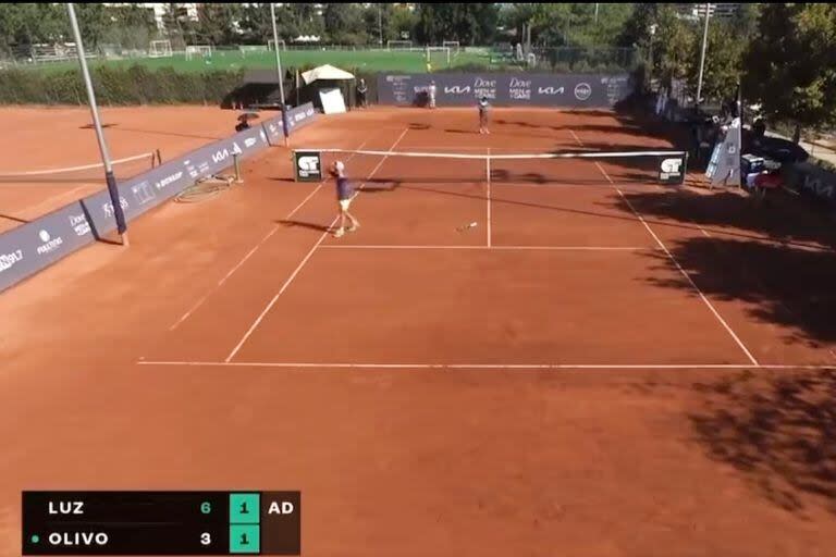 Olivo ya arrojó su raqueta y se toma la cabeza tras el fallo del umpire