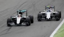 Formula One - F1 - Italian Grand Prix 2016 - Autodromo Nazionale Monza, Monza, Italy - 4/9/16 Mercedes' Lewis Hamilton overtakes Williams' Valtteri Bottas during the race Reuters / Max Rossi Livepic