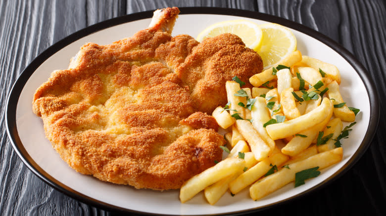 Plate of steak milanesa with fries 