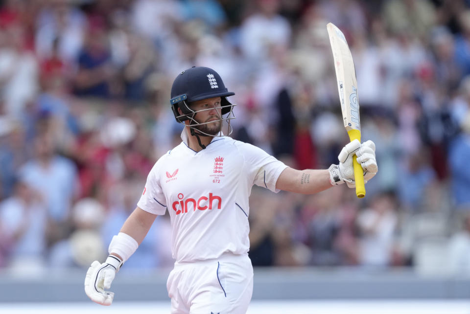 England's Ben Duckett acknowledges the crowd after he was dismissed for 98 runs during the second day of the second Ashes Test cricket match at Lord's Cricket Ground, London, England, Thursday, June 29, 2023. (AP Photo/Kirsty Wigglesworth)