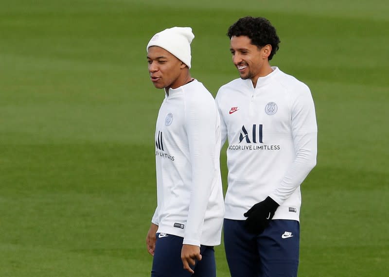 Germain Kylian Mbappe y Marquinhos durante un entrenamiento en el centro de entrenamiento Ooredoo de Saint-Germain-en-Laye