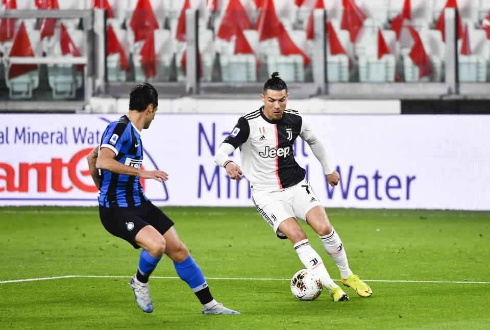 El portugués Cristiano Ronaldo, de la Juventus, hace una gambeta frente a Antonio Candreva, del Inter, durante el partido disputado el domingo 8 de marzo de 2020 en Turín (Marco Alpozzi/LaPresse via AP)