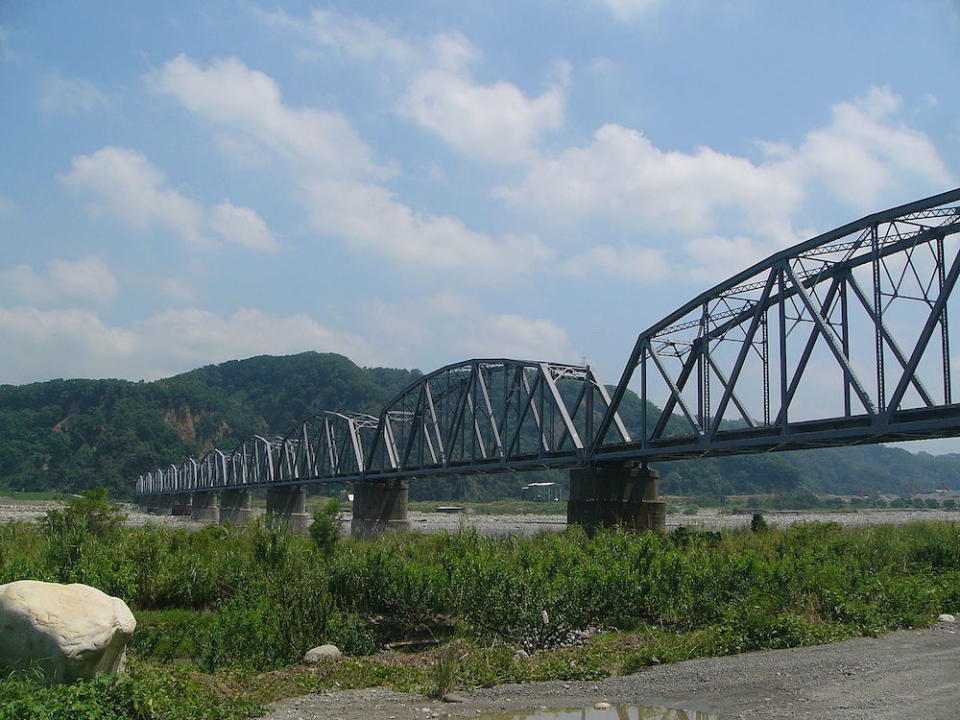 大安溪鐵橋(Photo via Wikimedia, by Ellery, License: CC BY-SA 2.5，圖片來源：https://commons.wikimedia.org/wiki/File:Old_Mountain_Railway_Taiwan-Ta-an_river-bridge-P1020654.JPG)