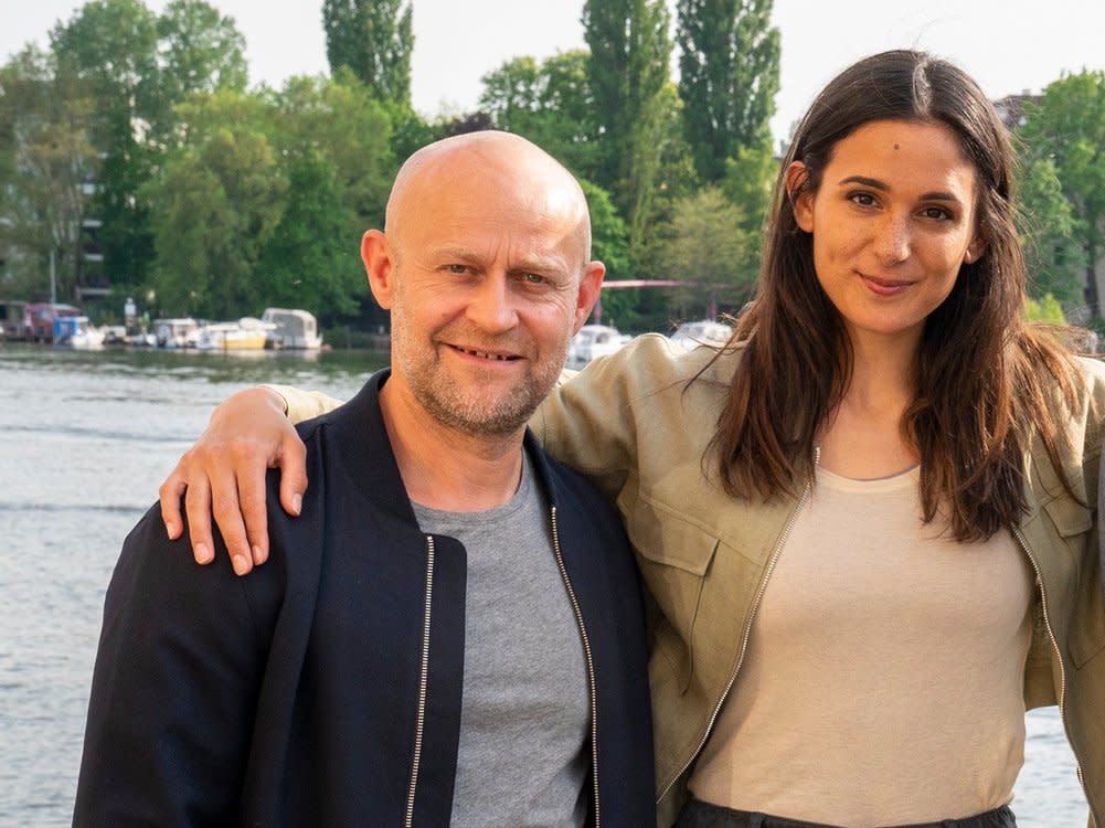 Jürgen Vogel mit "Jenseits der Spree"-Kollegin Seyneb Saleh. (Bild: ZDF/Oliver Feist)