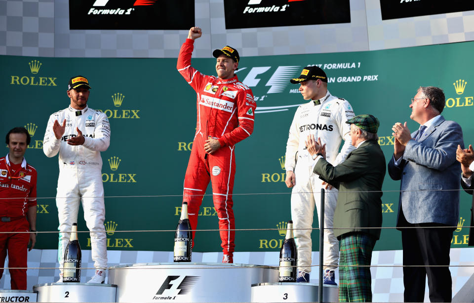 <p>Erster Rennen der Saison, schon schockte Vettel seinen Konkurrenten: Hamilton blieb beim Auftaktsieg seines Rivalen in Australien nur Platz zwei und anerkennender Applaus. Bottas erreichte in seinem ersten Grand Prix als Rosberg-Ersatz das Podium, Begeisterung kam bei ihm allerdings nicht auf. </p>