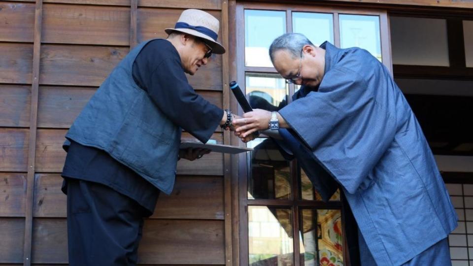 許效舜（左）從京都「觀光室長」山口太郎手中接下委任書。（圖／經紀人Joey提供）