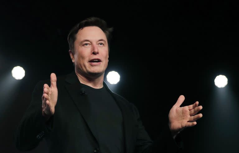 El director general de Tesla, Elon Musk, habla antes de develar el Modelo Y el 14 de marzo de 2019, en el estudio de diseño de Tesla, en Hawthorne, California. 