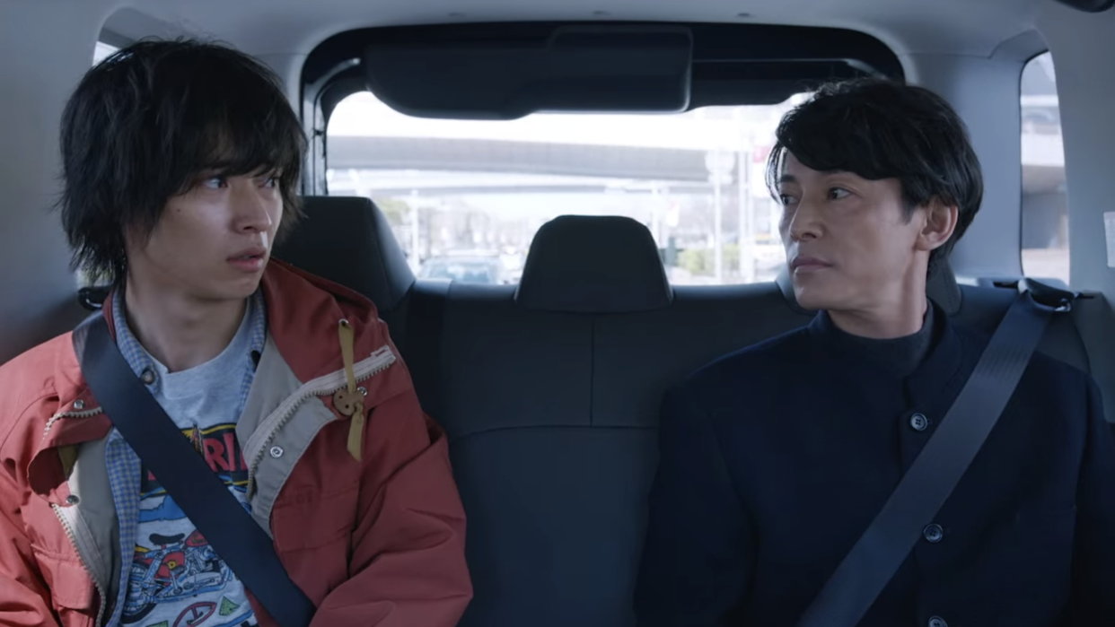 Kento Yamazaki (left) as Soichiro Takakura and Naohito Fujiki as a humanoid robot in The Door Into Summer. (Screenshot: Netflix)