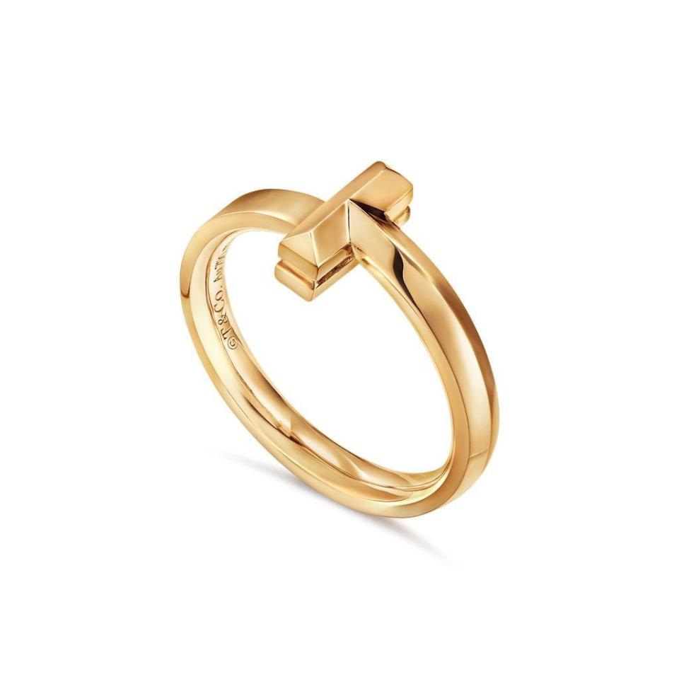 Tiffany T1 18K金窄版戒指。NT$32,000。（TIFFANY & CO.提供）
