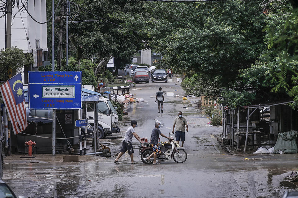 A general picture of the situation in the Chow Kit area after floods hit Kuala Lumpur December 19, 2021. — Picture by Hari Anggara