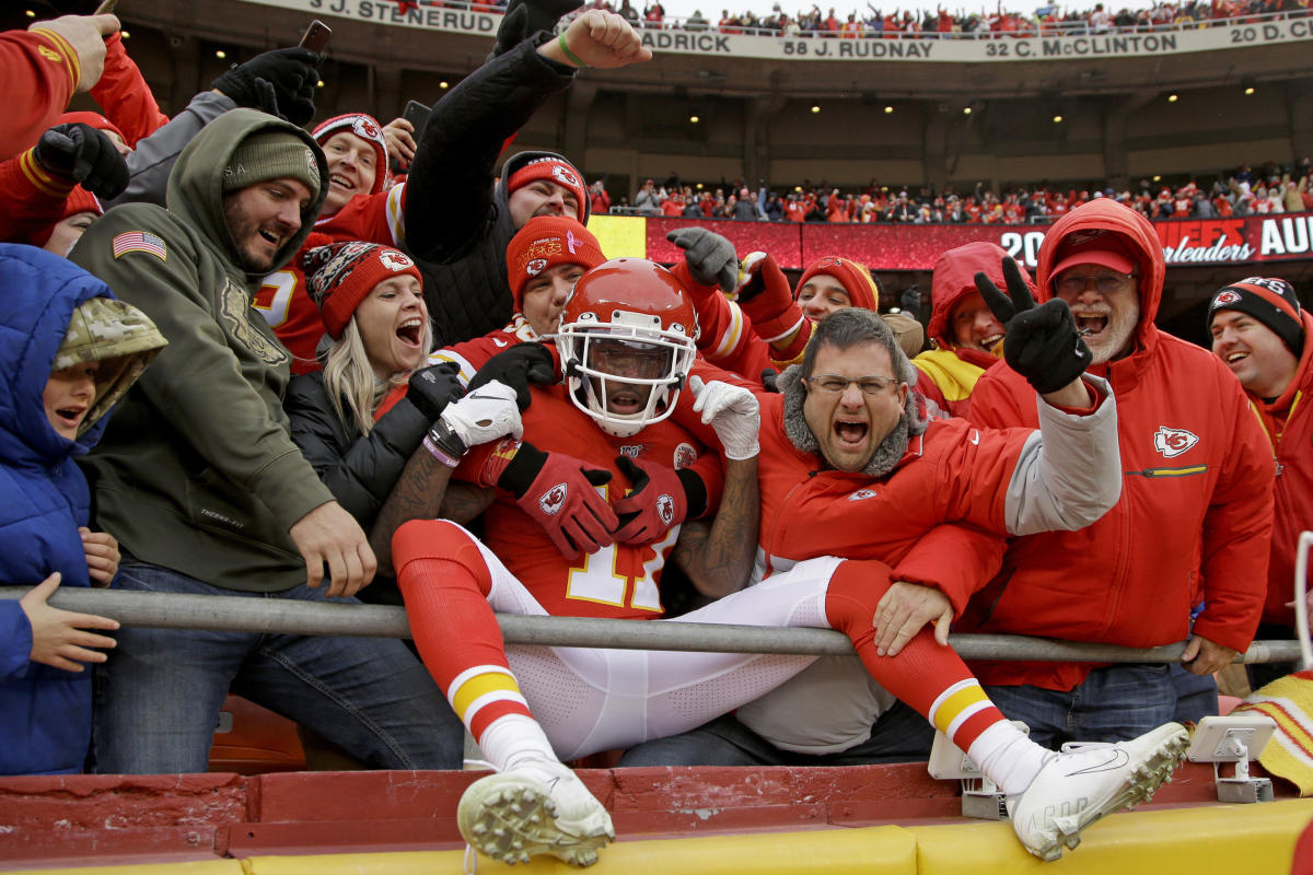 CBS outage at start of Chiefs-Browns playoff game roils NFL fans