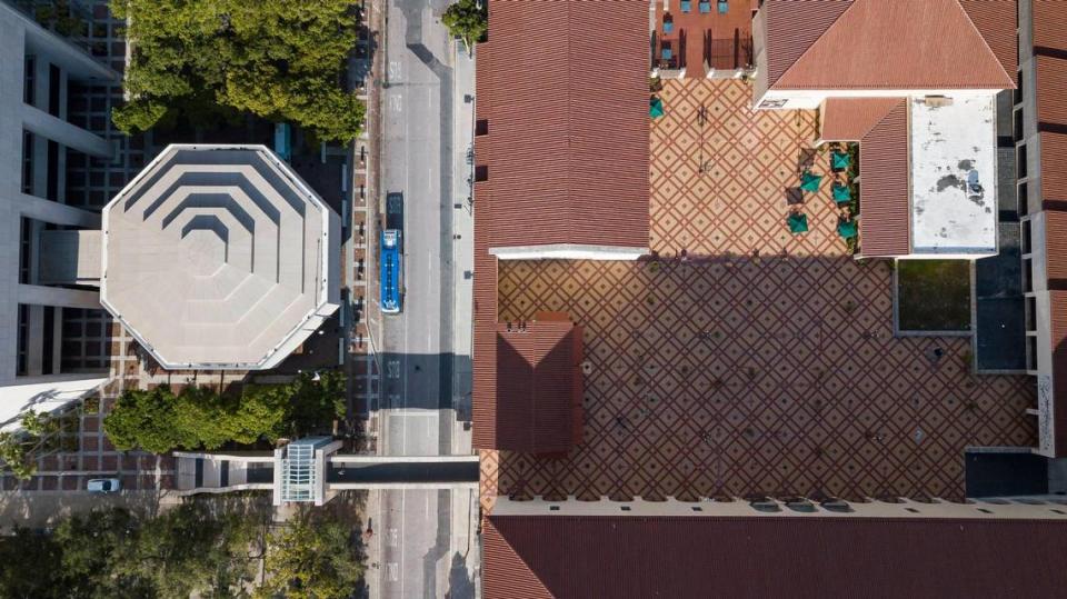 Una vista aérea del HistoryMiami Museum y del Stephen P. Clark Government Center el miércoles 24 de agosto de 2022, en el downtown de Miami, Florida.