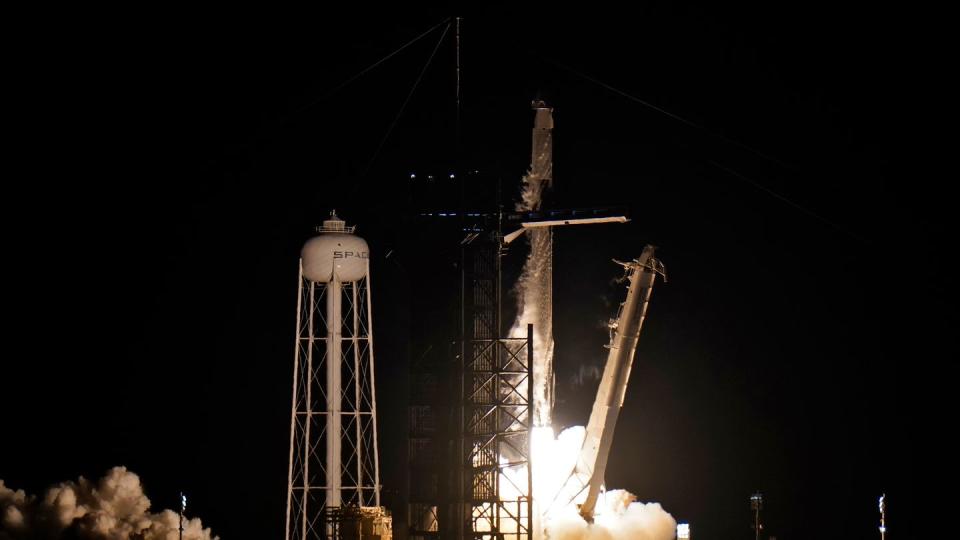 Eine SpaceX Falcon 9 Rakete mit vier Privatpersonen an Bord hebt von der Rampe 39A des Kennedy Space Centers ab.