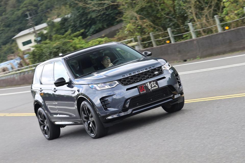 車重達1864kg但起步加速還十分輕快，同時中高轉速域的再加速性也相當飽滿帶衝勁，上坡超車完全上不拖泥帶水。