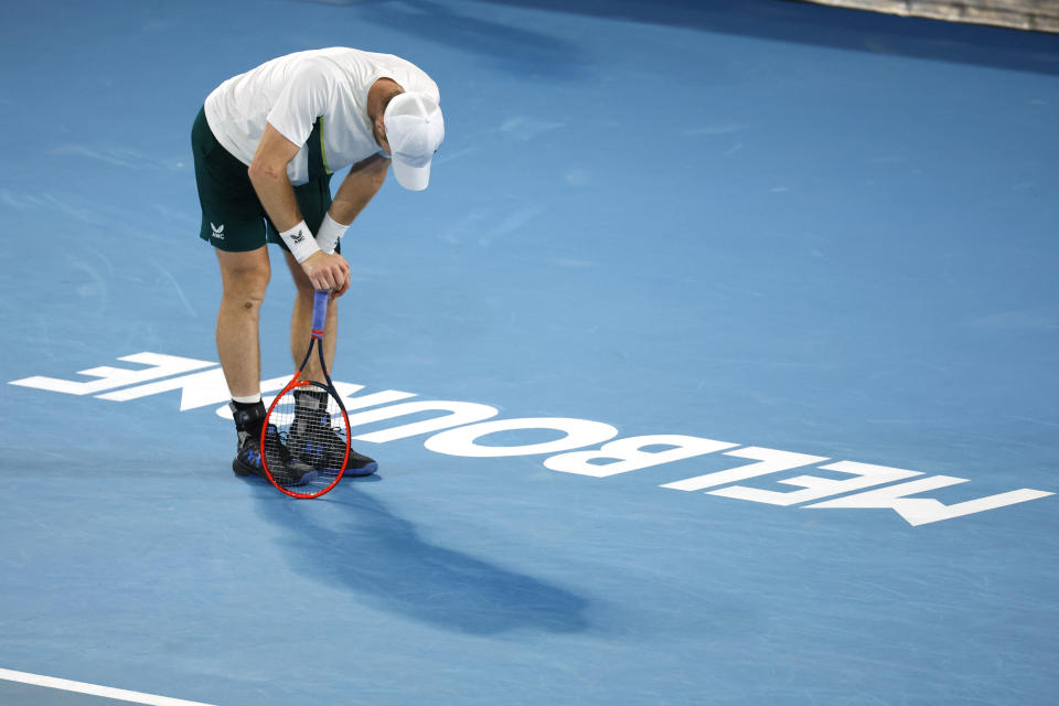 Andy Murray descansa apoyado sobre su raqueta en el partido de tercera ronda del Abierto de Australia ante Roberto Bautista Agut, en Melbourne, Australia, el 21 de enero de 2023. (AP Foto/Asanka Brendon Ratnayake)