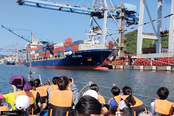 學生於船上近距離看見停靠在基隆港邊的商船裝卸貨物。（圖：臺海大提供）