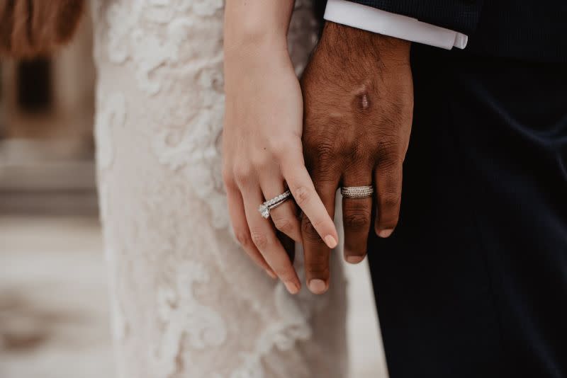 ▲結婚一生最重要的時刻之一，網友也提出疑問，「結婚能沒有婚戒嗎？」（示意圖／翻攝自《pexels》 ）