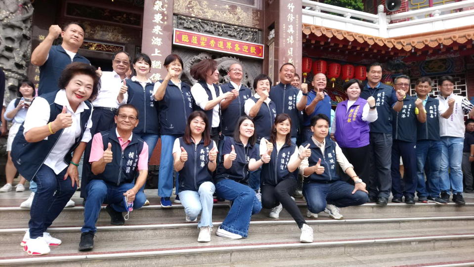 國民黨總統參選人侯友宜三日前往清水紫雲巖參香，泛藍議員三十多位到場支持。（記者陳金龍攝）