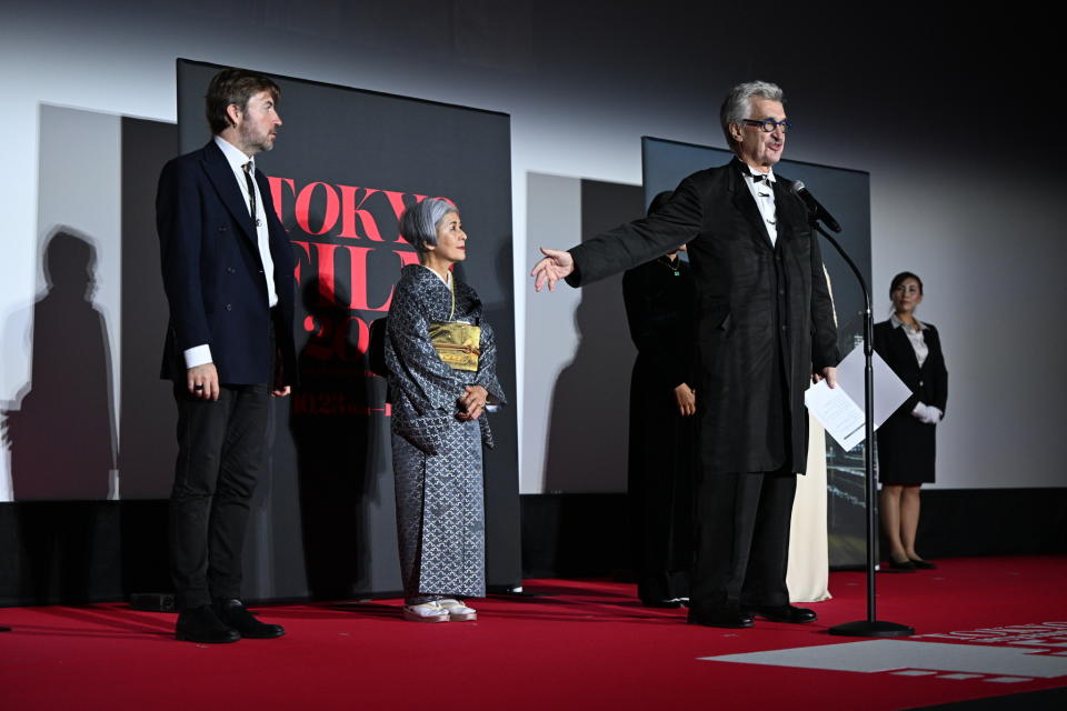 德國導演文溫德斯（右二）今與其他評審一起出席頒獎典禮。（東京國際影展提供）