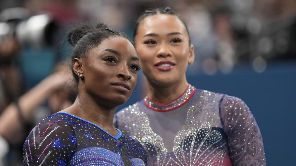 Simone Biles, kiri, dan rekan setimnya Suni Lee, keduanya akan ambil bagian dalam final balok keseimbangan, tempat mereka dapat menambah perolehan medali mereka di Olimpiade ini. (Foto AP/Charlie Riedel)