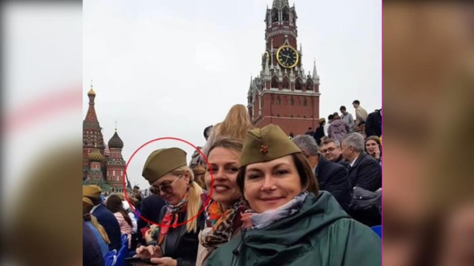 納塔利婭出現在紅場（Red Square）的貴賓看台上，似乎與普欽交情匪淺。（圖／翻攝自 《每日郵報》）