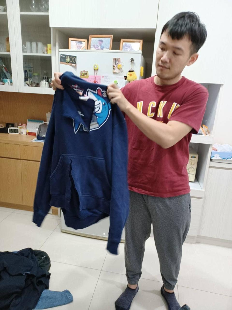 Josh的衣服也被剪破。（翻攝自巴毛律師混酥團臉書）