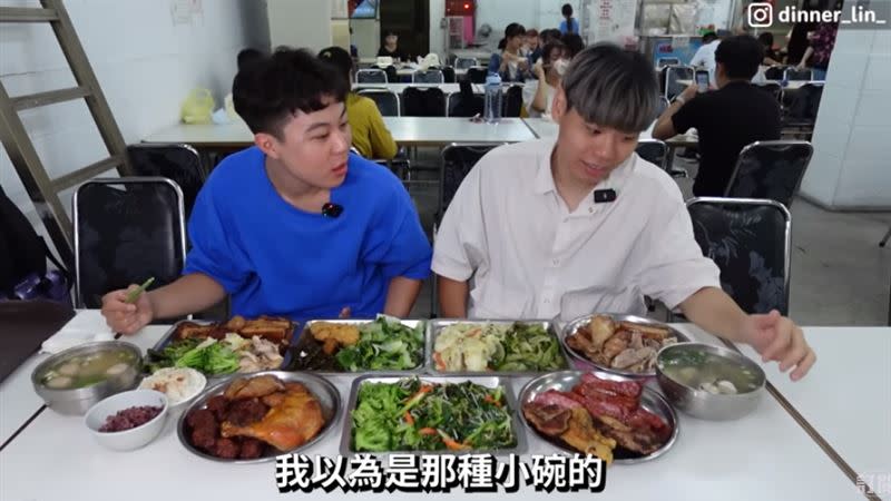 滿桌菜千元不到。（圖／翻攝自 dinner lin低能林 YouTube）