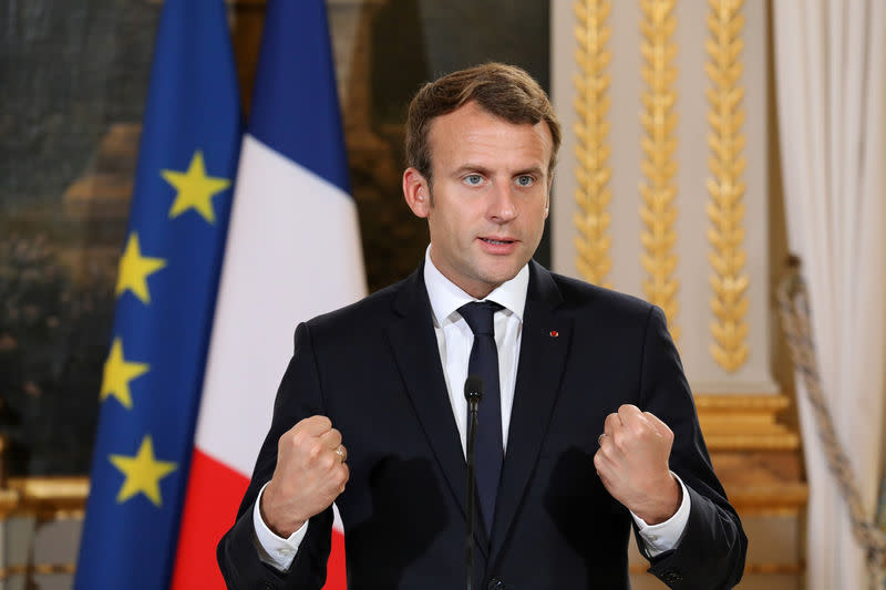 Emmanuel Macron et le PDG d'Apple Tim Cook ont eu un dialogue "constructif" et "ouvert" lundi à Paris, a fait savoir l'Elysée qui écarte "toute impasse" entre le chef de l'Etat, qui prône une taxation européenne des géants du numérique, et le groupe californien. /Photo prise le 9 octobre 2017/REUTERS/Ludovic Marin