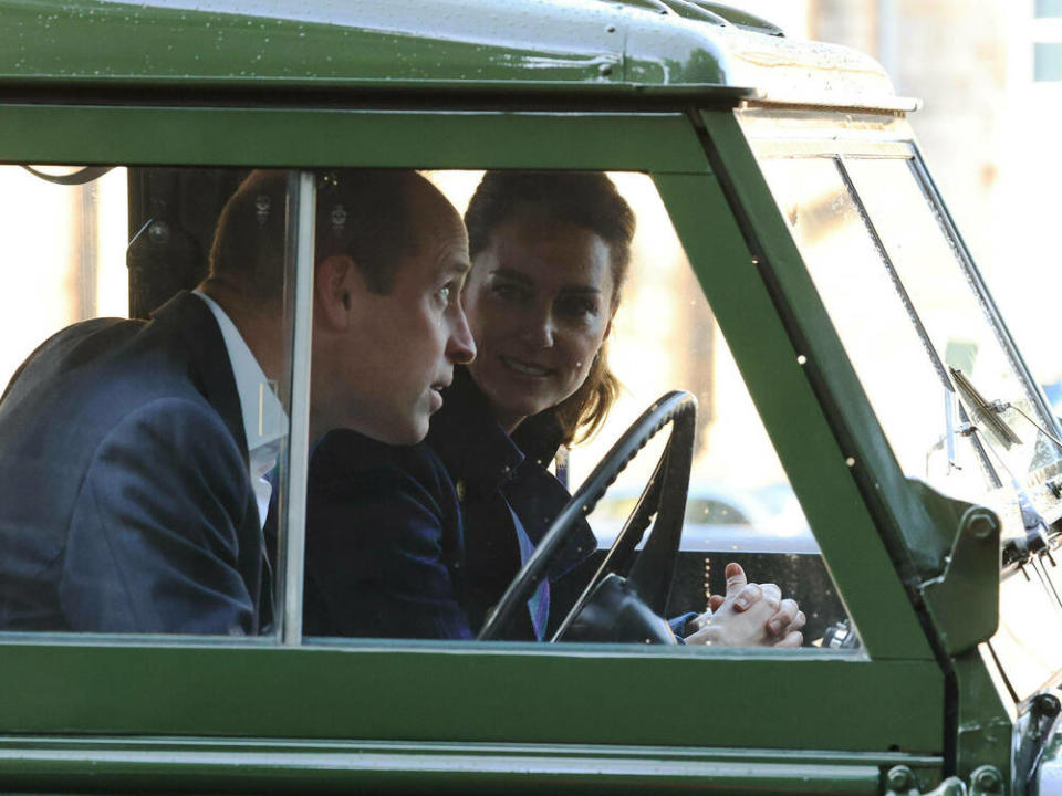 Prinz William und Herzogin Kate im Oldtimer-Land-Rover seines verstorbenen Großvaters. (Bild: imago images/i Images)