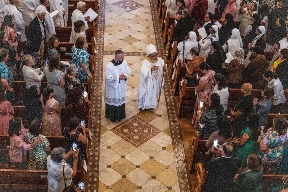 El obispo auxiliar Rey Bersabal da la bendición a los feligreses tras su ordenación, el viernes.