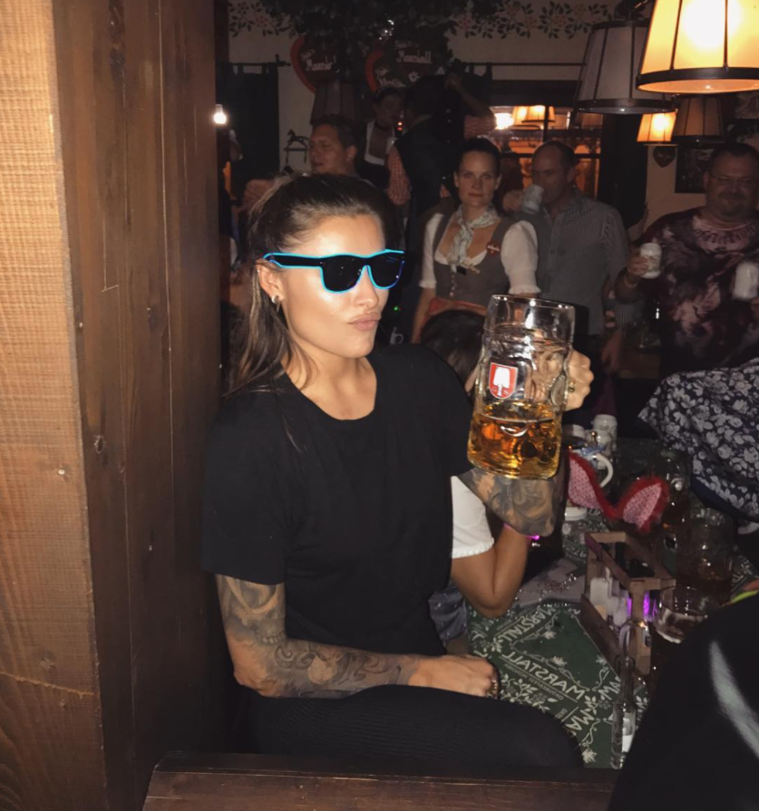 <p>Sophia Thomalla war mal wieder ironisch unterwegs und schrieb zu ihrem Instagram-Foto: “Traditionell auf dem Oktoberfest. Mein Ding.” </p>