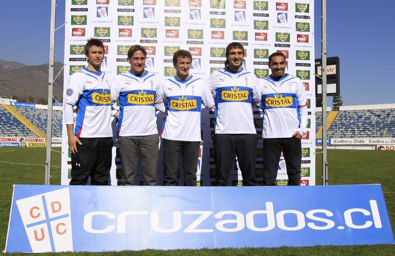 En 2010, Universidad Católica presentó a cuatro futbolistas argentinos: (de derecha a izquierda) Juan Eluchans, Lucas Pratto, Rodolfo Arruabarrena y Leandro Díaz. Roberto Gutiérrez, el primero de izquierda a derecha, es un jugador chileno