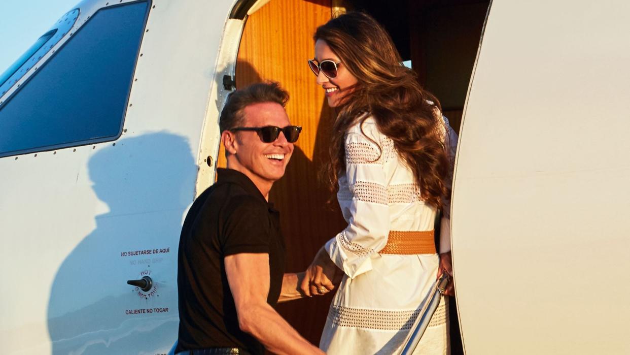 Paloma Cuevas y Luis Miguel montándose en un avión