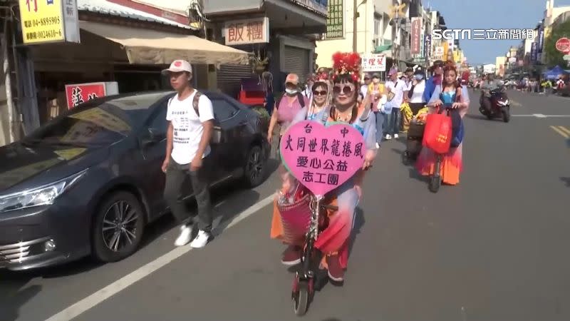 5仙女精心打扮，騎乘電動小車，裙擺隨風飄逸。