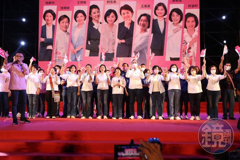 國民黨主席朱立倫率領10名女性縣市長提名人在台中合體造勢。