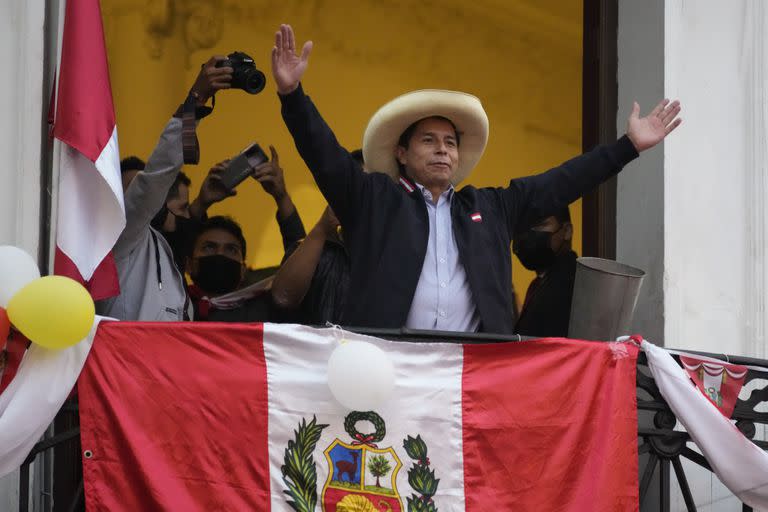 Pedro Castillo saluda a sus simpatizantes el 7 de junio de 2021, en Lima, Perú. (AP Foto/Martín Mejía, archivo)