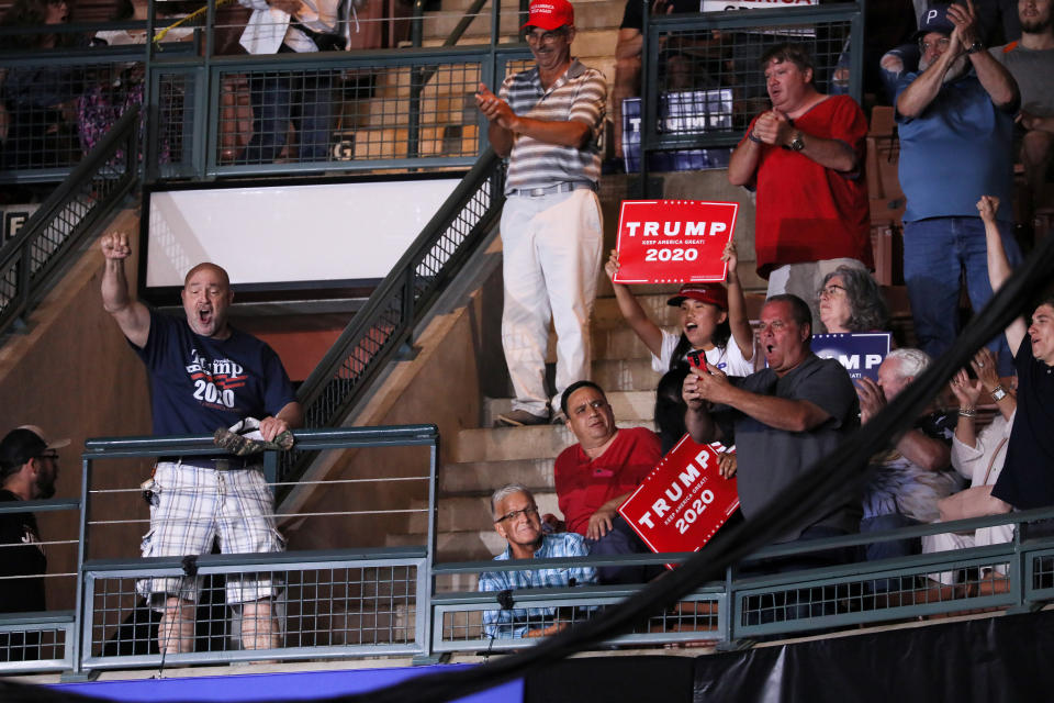 El partidario de Trump, Frank Dawson, aplaude después de ayudar a expulsar a un pequeño grupo de manifestantes durante la manifestación del presidente en Manchester, New Hampshire, Estados Unidos, el 15 de agosto de 2019. REUTERS / Jonathan Ernst