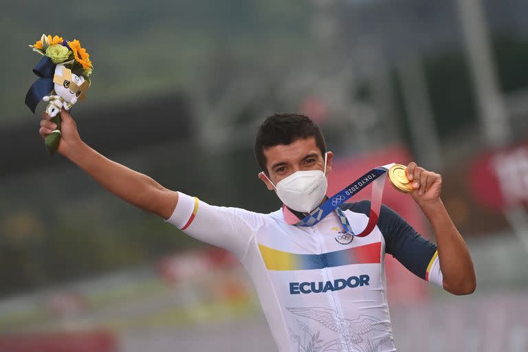 El medallista de oro de Ecuador, Richard Carapaz, celebra en el podio durante la ceremonia de entrega de medallas de la carrera de ciclismo masculino de 234 km de los Juegos Olímpicos de Tokio 2020