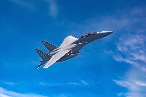 在空優作戰性能中，F-15EX 裝載負荷達到 13.381 噸，最多可搭載 22 枚 AIM-120C5 主動雷達制導中程空對空導彈。   圖 : 翻攝自美國空軍