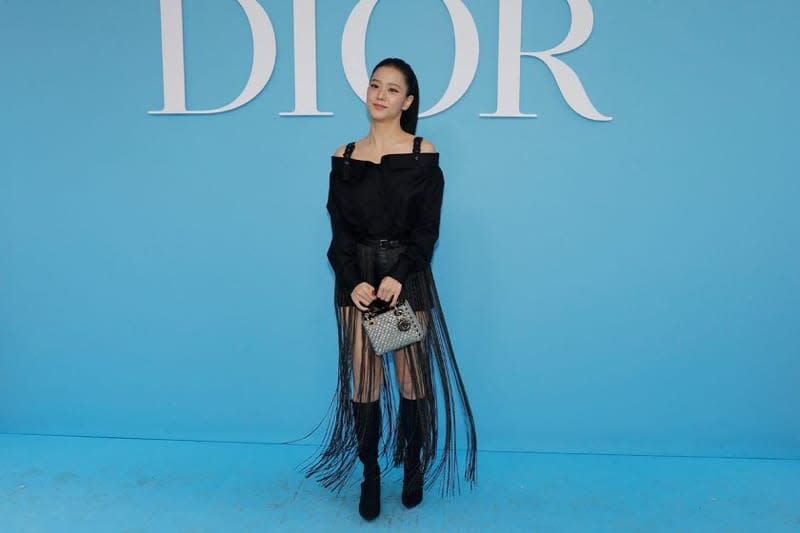 dior jisoo paris fashion week 25 spring summer look