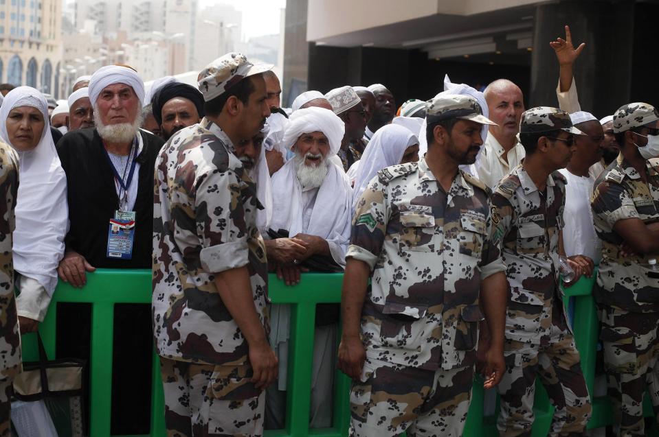 Members of Saudi security forces secure the area as Muslim pilgrims wait to enter the Grand mosque during Friday prayers in the holy city of Mecca ahead of the annual haj pilgrimage October 11, 2013. REUTERS/Ibraheem Abu Mustafa (SAUDI ARABIA - Tags: RELIGION)