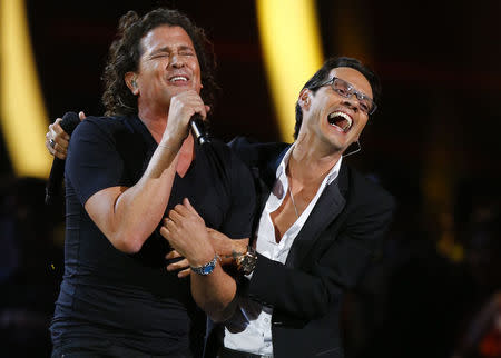 Carlos Vives performs "Cuando Nos Volvamos A Encontrar" with Marc Anthony (R). REUTERS/Mike Blake