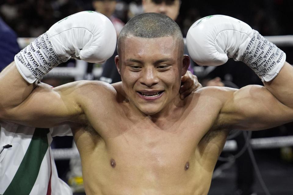 Isaac Cruz, of Mexico, celebrates after defeating