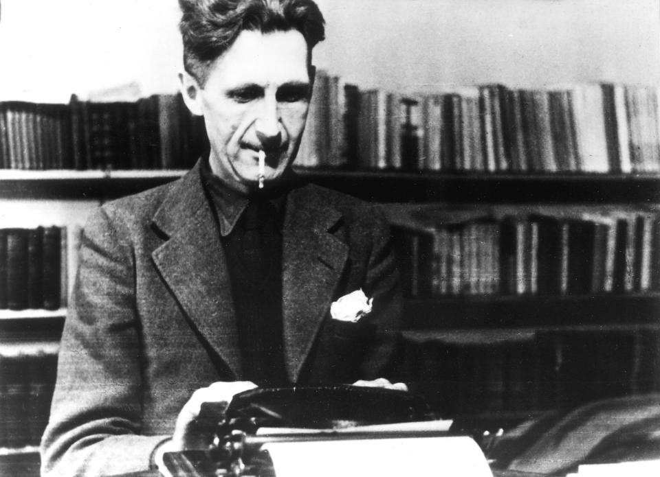 George Orwell au travail (Photo ullstein bild via Getty Images)