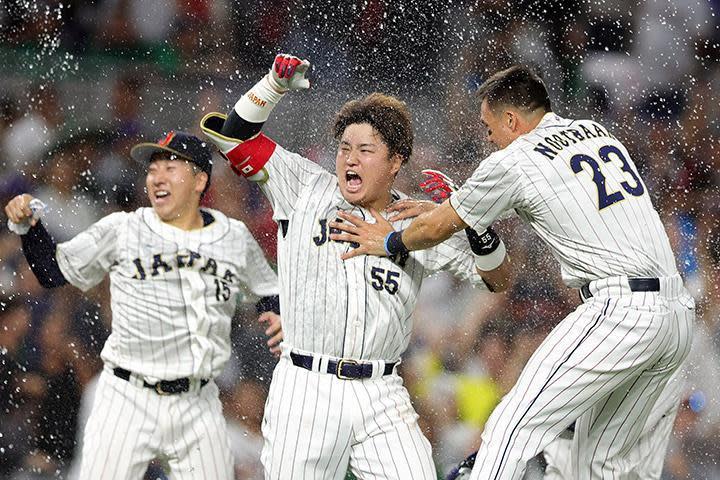 日本隊靠著村上宗隆（中）9局下的逆轉安打，把墨西哥打回家。（翻攝自野球日本代表 侍ジャパン 公式 TWITTER）